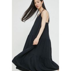 Superdry sukienka z domieszką lnu kolor czarny midi rozkloszowana. Czarne sukienki Superdry, m, bez wzorów, z dzianiny, bez kołnierzyka, bez ramiączek, midi, rozkloszowane. W wyprzedaży za 169.99 zł.