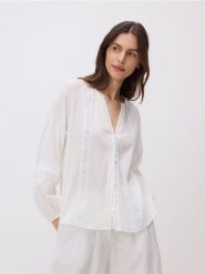 Bawełniana koszula z haftowaniem - biały. Białe koszule Reserved, l, bez wzorów, z bawełny, bez kołnierzyka, bez ramiączek. Za 149.99 zł.