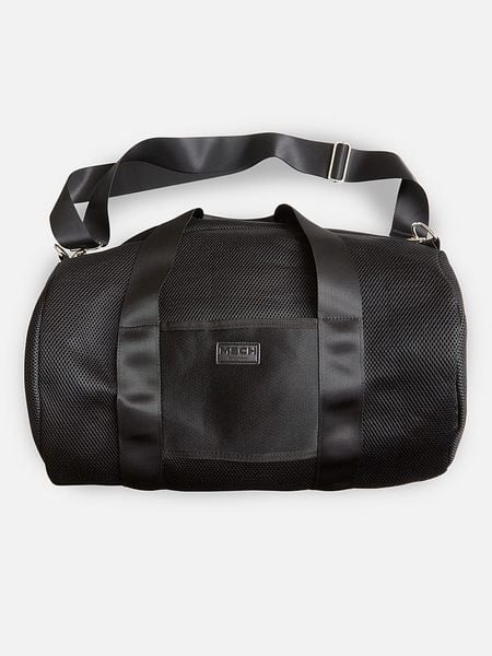 MOSS COPENHAGEN Torba sportowa "Mesh" w kolorze czarnym - 50 x 32 x 15 cm rozmiar: onesize. Czarne torby sportowe Moss Copenhagen, bez wzorów, z materiału, przez ramię. Za 135.49 zł.