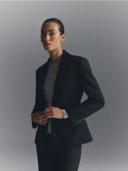 Marynarka slim fit z wełną - czarny. Czarne marynarki i żakiety Reserved, l, bez wzorów, z tkaniny, bez ramiączek. Za 399.99 zł.