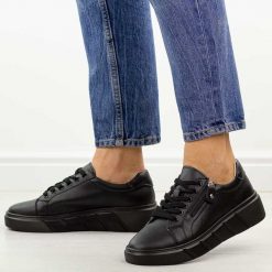 Czarne skórzane półbuty damskie na platformie Jezzi 18-20. Czarne półbuty wsuwane Jezzi, na jesień, bez wzorów, z jeansu, eleganckie, bez obcasa, na platformie. Za 249.00 zł.