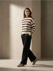 Sweter w paski z bufiastymi rękawami z wiskozy - kremowy. Białe swetry Sinsay, l, bez wzorów, z wiskozy, bez ramiączek. Za 49.99 zł.