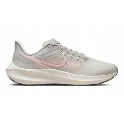 Buty do biegania damskie Nike Air Zoom Pegasus 39. Białe buty do biegania Nike, bez wzorów, z materiału, bez zapięcia, do biegania. Za 669.00 zł.