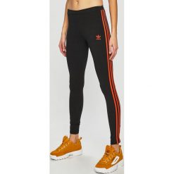 Adidas Originals - Legginsy. Czarne legginsy adidas Originals, bez wzorów, z bawełny. W wyprzedaży za 99.90 zł.