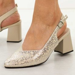 Beżowe skórzane czółenka damskie Cambell 35306. Brązowe czółenka Cambell, na lato, bez wzorów, ze skóry, biznesowe, bez obcasa, na słupku, bez zapięcia. Za 219.00 zł.