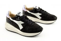 Buty do chodzenia damskie Diadora Venus Tech Dirty. Czarne buty treningowe Diadora, bez wzorów, z gumy, bez zapięcia, trekkingowe. Za 477.00 zł.
