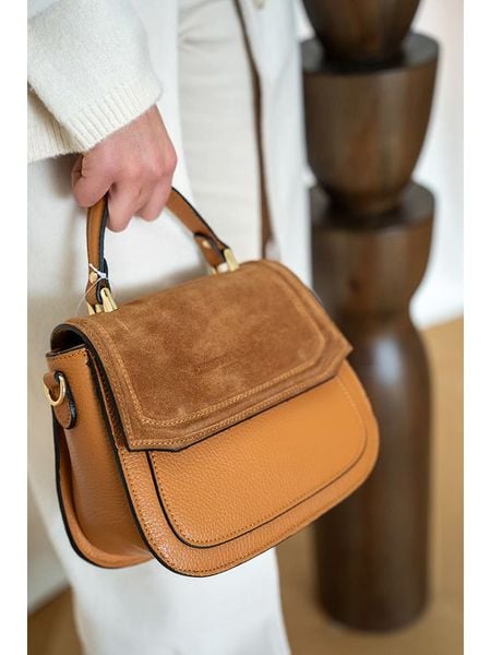 Christian Laurier Skórzana torebka "Lali" w kolorze karmelowym - 23 x 20 x 11 cm rozmiar: onesize. Brązowe torebki klasyczne Christian Laurier, bez wzorów, z materiału, przez ramię, bez dodatków. Za 305.45 zł.