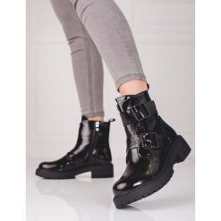 Czarne workery damskie ze sprzączkami. Czarne botki bez wzorów, bez obcasa, bez zapięcia. Za 245.97 zł.
