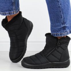 Czarne zimowe wodoodporne śniegowce damskie Jezzi 74853. Czarne śniegowce Jezzi, bez wzorów, z jeansu, bez zapięcia. W wyprzedaży za 128.14 zł.