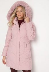 Ciemnoróżowa Taliowana Kurtka z Pikowanymi Przeszyciami z Kapturem i Futerkiem Inalora. Czerwone kurtki Born2be, l, z aplikacjami, z futra, eleganckie, z kapturem. Za 219.99 zł.