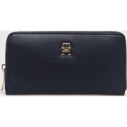 Tommy Hilfiger portfel damski kolor granatowy. Niebieskie portfele Tommy Hilfiger, bez wzorów, z materiału. W wyprzedaży za 229.99 zł.