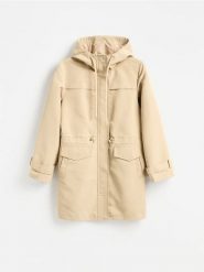 Długa parka z kapturem - beżowy. Brązowe płaszcze Reserved, l, bez wzorów, z tkaniny, z kapturem. Za 179.99 zł.