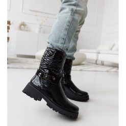 Czarne lakierowane buty z ozdobnym paskiem Lido. Czarne botki z aplikacjami, z lakierowanej skóry, eleganckie, z okrągłym noskiem, za kostkę, bez obcasa, na obcasie, bez zapięcia. Za 118.17 zł.