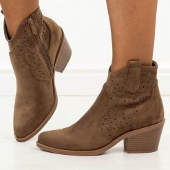 Brązowe botki damskie, kowbojki S.Barski 8147. Brązowe botki S.BARSKI, w ażurowe wzory, z jeansu, boho, bez obcasa, na obcasie, bez zapięcia. Za 249.00 zł.