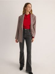 Gładka bluzka z modalem - czerwony. Czerwone bluzki Reserved, l, bez wzorów, z dzianiny, bez kołnierzyka, bez ramiączek. W wyprzedaży za 35.99 zł.