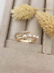 Luja Bijoux Pozłacany pierścionek z syntetycznymi perłami ozdobnymi rozmiar: onesize. Białe pierścionki Luja Bijoux, z perłą, pozłacane. Za 61.60 zł.