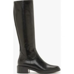 Czarne kozaki na niskim obcasie LIZZIE. Czarne kozaki Ryłko, bez wzorów, ze skóry, z okrągłym noskiem, bez obcasa, na obcasie, bez zapięcia. Za 499.99 zł.