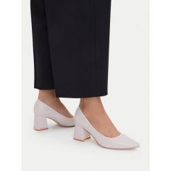 Czółenka JENNY. Szare czółenka Jenny, bez wzorów, bez obcasa, bez zapięcia. Za 129.99 zł.