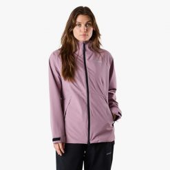 Kurtka przeciwdeszczowa damska Swedemount Orust Rain Jacket wodoodporna. Fioletowe kurtki SWEDEMOUNT, bez wzorów, bez kaptura. Za 329.99 zł.