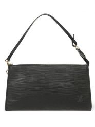 Louis Vuitton Skórzana torebka w kolorze czarnym - 24 x 13 x 2 cm rozmiar: onesize. Czarne torebki klasyczne Louis Vuitton, bez wzorów, z materiału, bez dodatków. Za 2,593.96 zł.
