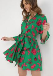 Zielona Sukienka Naesousa. Zielone sukienki Born2be, l, bez wzorów, z materiału, bez kołnierzyka, bez ramiączek, mini, kopertowe. Za 169.99 zł.