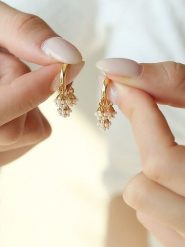 L'Atelier de Gaia Pozłacane kolczyki-kreole rozmiar: onesize. Żółte kolczyki L'Atelier de Gaia, z perłą, pozłacane. Za 69.99 zł.