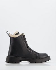 CZARNE BOTKI 015-82 BLACK. Czarne botki Venezia, bez wzorów, ze skóry, bez obcasa, bez zapięcia. Za 359.00 zł.