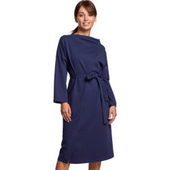 Bawełniana sukienka dzianinowa z paskiem asymetryczny dekolt niebieska. Niebieskie sukienki Sukienki.shop, do pracy, xl, bez wzorów, z bawełny, biznesowe, z asymetrycznym kołnierzem, bez ramiączek, asymetryczne. Za 319.00 zł.