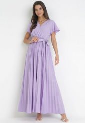 Fioletowa Elegancka Sukienka Maxi w Plisy z Kopertowym Dekoltem i Wiązaniem Thessi. Fioletowe sukienki Born2be, s, bez wzorów, eleganckie, bez kołnierzyka, bez ramiączek, maxi, kopertowe. W wyprzedaży za 59.49 zł.