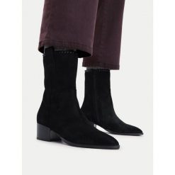 Botki Lasocki. Czarne botki Lasocki, bez wzorów, bez obcasa, na słupku, bez zapięcia. Za 279.99 zł.