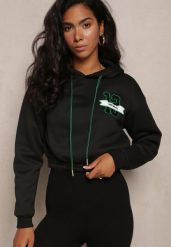 Czarna Krótka Bluza z Kapturem Ściągaczami i Ozdobnym Nadrukiem Relis. Czarne bluzy z kapturem Renee, l, z aplikacjami, z kapturem. W wyprzedaży za 35.99 zł.