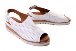 ARTIKER RELAKS 52C0833 biały, sandały damskie. Białe sandały Artiker Relaks, bez wzorów, z gumy, bez obcasa, na koturnie, bez zapięcia. Za 254.90 zł.