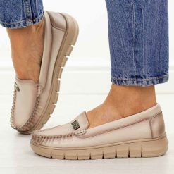 Beżowe skórzane mokasyny damskie Potocki 19427. Brązowe mokasyny POTOCKI, z aplikacjami, z jeansu, z okrągłym noskiem. Za 219.00 zł.