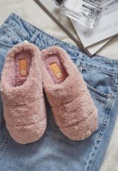 Różowe Kapcie z Miękkiego Futerka z Zakrytym Noskiem Naveritte. Czerwone kapcie Born2be, bez wzorów, z dresówki. W wyprzedaży za 21.24 zł.
