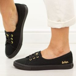 Czarne tenisówki damskie Lee Cooper 4045. Czarne baleriny Lee Cooper, bez wzorów, z jeansu, eleganckie, bez zapięcia. Za 159.00 zł.
