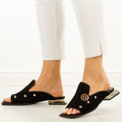 Czarne skórzane klapki damskie DiA 3061. Czarne klapki DiA, bez wzorów, ze skóry, eleganckie, bez obcasa, na obcasie, bez zapięcia. Za 379.00 zł.