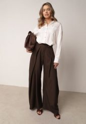 Brązowe Spodnie Garniturowe z Szerokimi Nogawkami i Zakładkami w Talii Savara. Brązowe jeansy Born2be, uniwersalny, bez wzorów, z jeansu, biznesowe, z podwyższonym stanem. Za 149.99 zł.