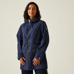 Kurtka turystyczna przeciwdeszczowa damska Navaeh wodoodporna. Niebieskie kurtki przeciwdeszczowe Regatta, bez wzorów, z tkaniny, bez kaptura, trekkingowe. Za 269.99 zł.