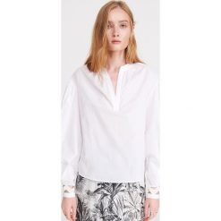Bawełniana bluzka oversize - Biały. Białe bluzki Reserved, bez wzorów, z bawełny, bez kołnierzyka, bez ramiączek. Za 119.99 zł.