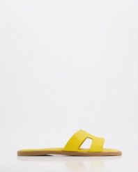 ŻÓŁTE KLAPKI 21180 YELLOW. Żółte klapki Venezia, bez wzorów, ze skóry, bez obcasa, bez zapięcia. Za 129.00 zł.