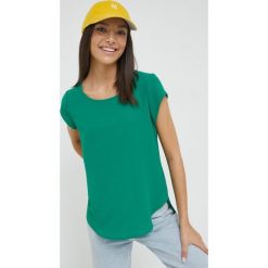 Only bluzka kolor zielony. Zielone bluzki ONLY, bez wzorów, z tkaniny, bez kołnierzyka, bez ramiączek. W wyprzedaży za 43.99 zł.