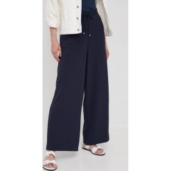 Dkny spodnie P2CK6K68 damskie kolor granatowy szerokie high waist. Niebieskie spodnie materiałowe DKNY, bez wzorów, z materiału, z podwyższonym stanem. W wyprzedaży za 244.99 zł.