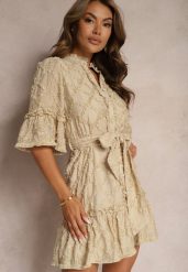 Beżowa Sukienka o Kroju Koszulowym Wiązana w Pasie Paskiem w Talii z Falbanami Xalifea. Brązowe sukienki Renee, l, bez wzorów, eleganckie, bez kołnierzyka, bez ramiączek, mini, kopertowe. W wyprzedaży za 187.99 zł.