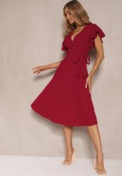 Bordowa Kopertowa Sukienka z Rozkloszowanym Dołem i Ozdobnym Wiązaniem Dannola. Czerwone sukienki Renee, na co dzień, m, bez wzorów, eleganckie, bez kołnierzyka, bez ramiączek, midi, kopertowe. W wyprzedaży za 99.99 zł.