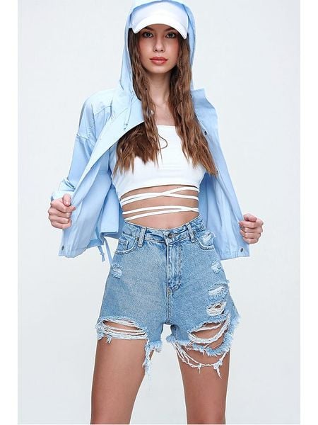 Trend Alacati Szorty dżinsowe w kolorze błękitnym rozmiar: 36. Niebieskie szorty Trend Alacati, bez wzorów, z bawełny, klasyczne. Za 39.95 zł.