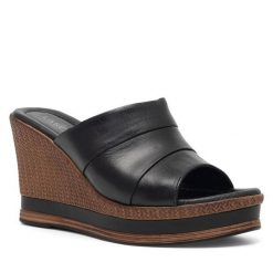 Klapki Lasocki. Czarne klapki Lasocki, bez wzorów, bez obcasa, bez zapięcia. Za 199.99 zł.