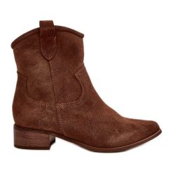 Zazoo 3329 Zamszowe Botki Kowbojki Na Niskim Obcasie Brązowe. Brązowe botki bez wzorów, z zamszu, bez obcasa, bez zapięcia. Za 567.00 zł.