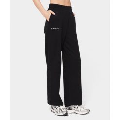 Szerokie spodnie dresowe dla kobiet Carpatree Sports Club. Czarne spodnie dresowe Carpatree, bez wzorów, z dresówki, na fitness i siłownię. Za 229.99 zł.