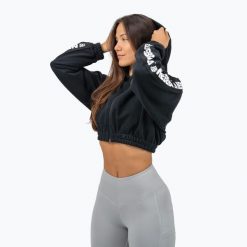 Bluza NEBBIA Crop Hoodie Iconic. Czarne bluzy Nebbia, bez wzorów, sportowe, bez ramiączek, bez kaptura. Za 269.99 zł.