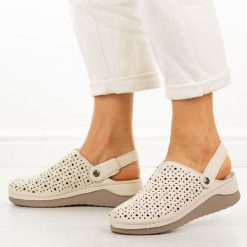 Beżowe klapki damskie na koturnie Vinceza 85206. Brązowe klapki VINCEZA, bez wzorów, z jeansu, casualowe, bez obcasa, na koturnie, bez zapięcia. Za 139.00 zł.